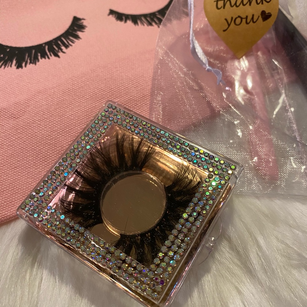 Lashes - Picture 8 of 15